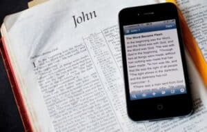 حول هاتفك الخلوي إلى مصدر للحكمة مع الكتاب المقدس